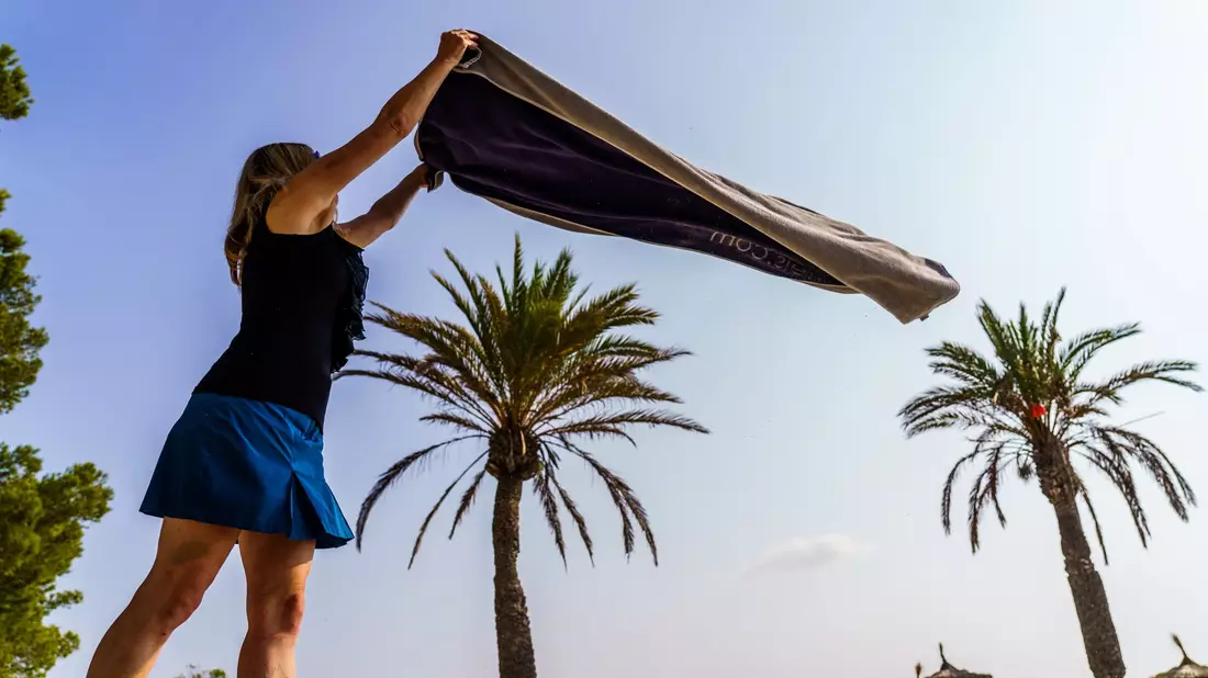 Zuschuss für die schönsten Wochen des Jahres - viele können sich im Sommer über ein Urlaubsgeld freuen (Symbolbild) - Bild: Andreas Arnold/dpa/dpa-tmn