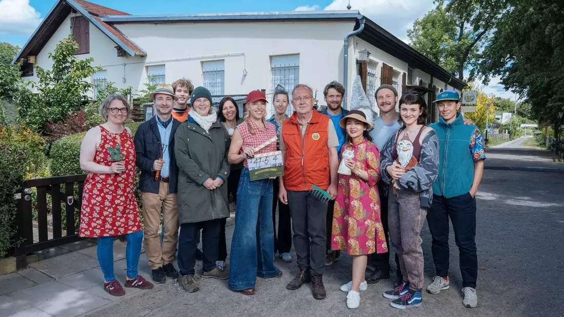 Nina Proll undercover im Kleingartenverein: Dreharbeiten in Leipzig für MDR/ORF-Komödie „Morgensonne“ (AT) - Bild: presseportal.de