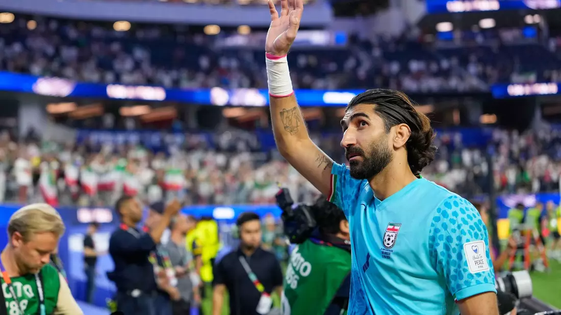 Bei der Hymne gab es Pfiffe, im Spiel war die Unterstützung für Irans Nationalmannschaft groß. - Bild: Mark J. Terrill/AP/dpa