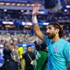 Bei der Hymne gab es Pfiffe, im Spiel war die Unterstützung für Irans Nationalmannschaft groß. - Bild: Mark J. Terrill/AP/dpa