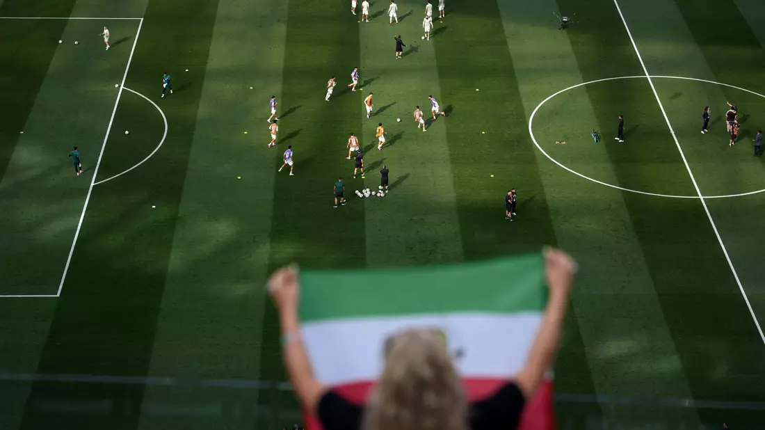 Die Flaggen unterschieden sich, in der Unterstützung für die Mannschaft waren sich viele Iran-Fans im Stadion aber einig. - Bild: Jae C. Hong/AP/dpa