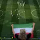Die Flaggen unterschieden sich, in der Unterstützung für die Mannschaft waren sich viele Iran-Fans im Stadion aber einig. - Bild: Jae C. Hong/AP/dpa