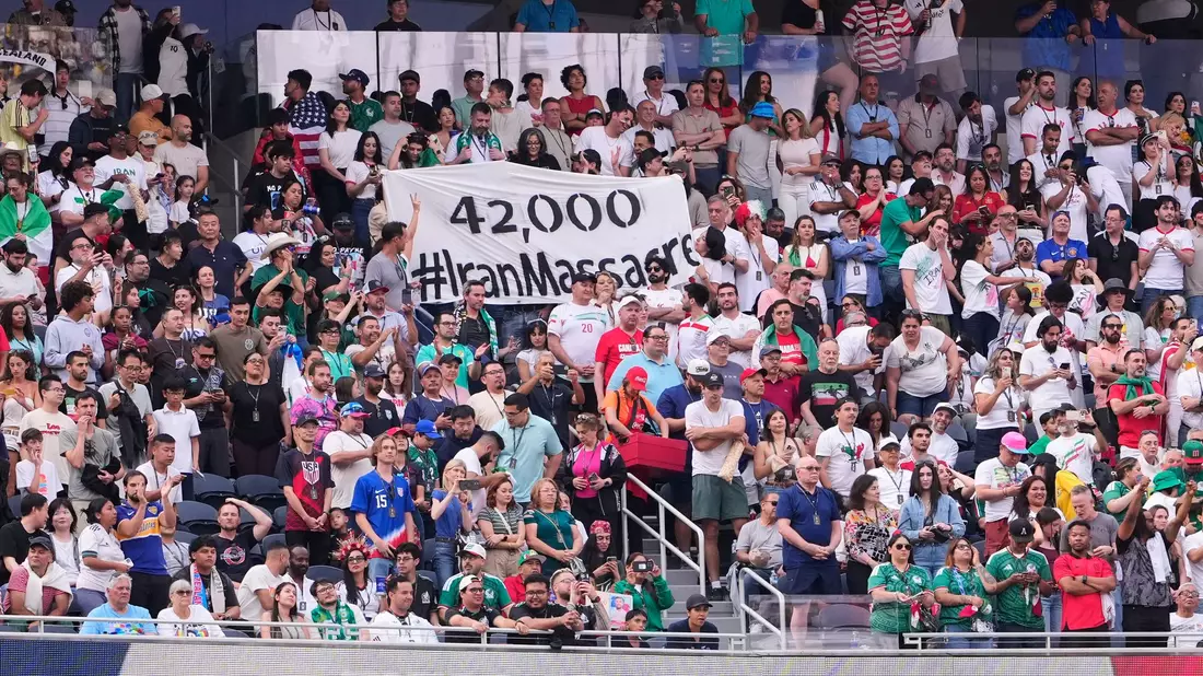 Das erste WM-Spiel des Iran war politisch brisant und aufgeladen. - Bild: Mark J. Terrill/AP/dpa