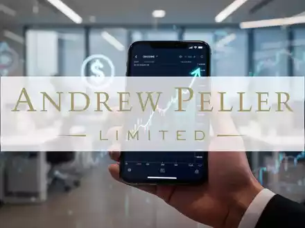 Eine Hand hält ein Smartphone mit einem steigenden Aktienkurs und einem Dollarzeichen. Im Hintergrund ein modernes Büro. - Foto: über boerse-global.de