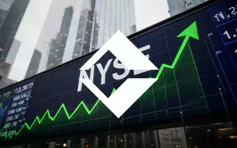 Abstrakte Darstellung eines Börsentickers mit 'NYSE' und grünen Aufwärtstrends vor einem Wolkenkratzer im Finanzviertel. - Foto: über boerse-global.de