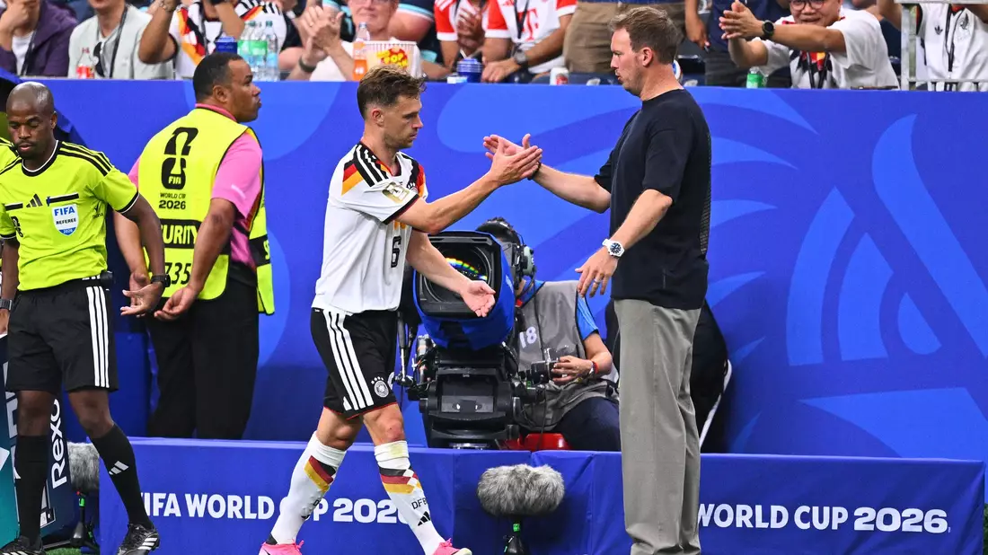 Zwei, die sich verstehen. Julian Nagelsmann klatscht mit Joshua Kimmich ab.  - Bild: Tom Weller/dpa