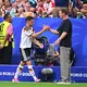 Zwei, die sich verstehen. Julian Nagelsmann klatscht mit Joshua Kimmich ab.  - Bild: Tom Weller/dpa
