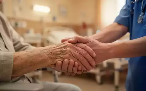 Eine Hand einer Pflegekraft hält sanft die Hand eines älteren Menschen, symbolisiert Fürsorge und Unterstützung in der Altenpflege. - Foto: über boerse-global.de