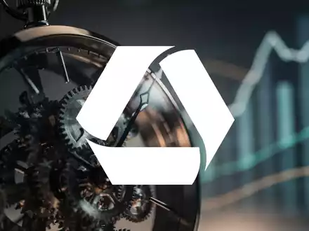 Eine stilisierte Uhr mit Zahnrädern, die eine tickende Frist für eine Bankentscheidung symbolisiert, mit Finanzdiagrammen im Hintergrund. - Foto: über boerse-global.de