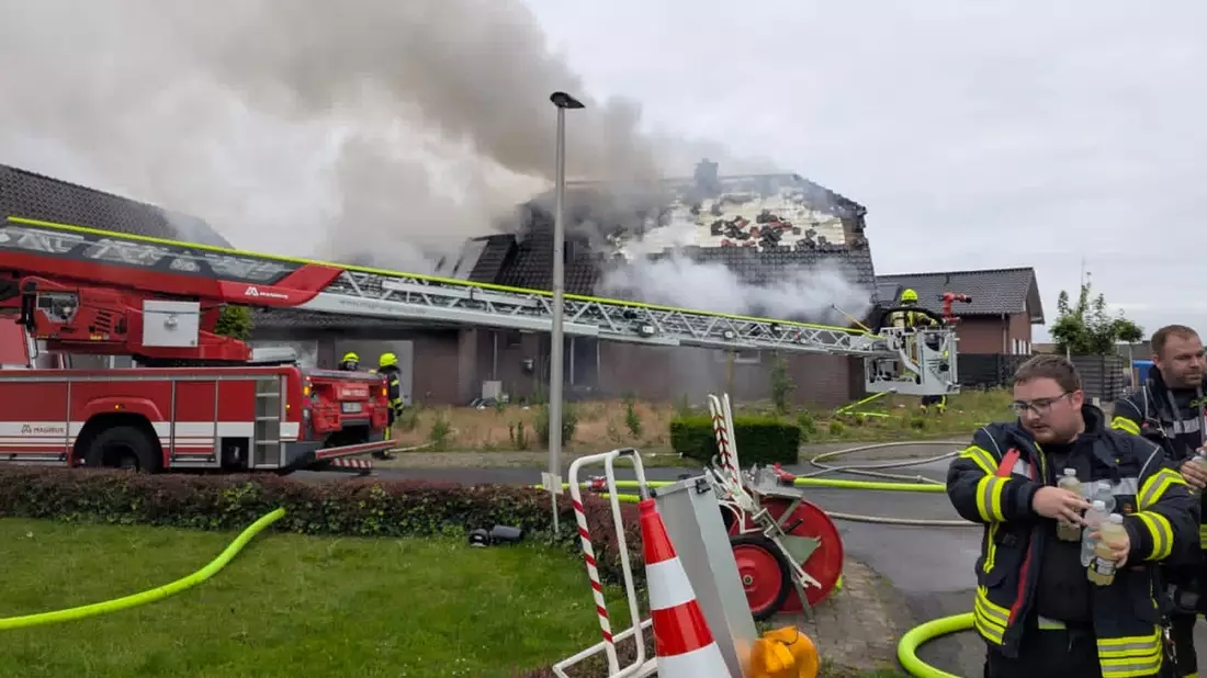 FW Selfkant: Vollbrand eines Wohnhauses: Umfangreicher Feuerwehreinsatz in Höngen - Bild: presseportal.de