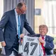 Merz überreicht Trump das Trikot mit der Nummer 47. - Bild: Michael Kappeler/dpa-Pool/dpa