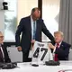 Im Sitzen nahm der US-Präsident sein Geschenk entgegen.  - Bild: Thibault Camus/Pool AP/AP/dpa