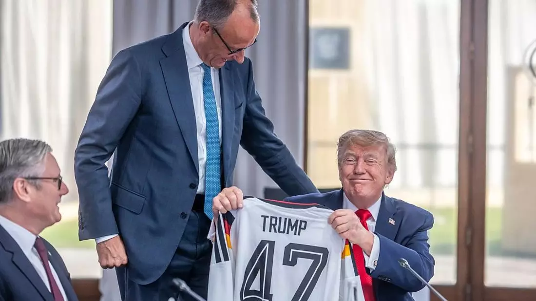 Merz schenkt Trump Deutschlandtrikot