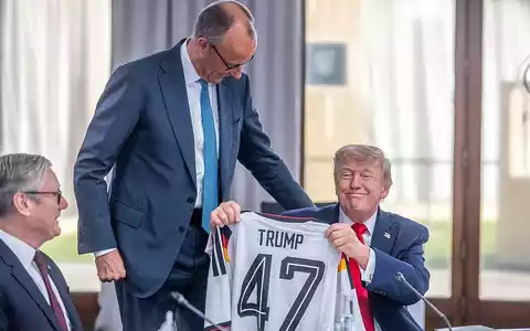 Merz schenkt Trump Deutschland-Triko am 16.06.2026 - Foto: Michael Kappeler, Pool via dts Nachrichtenagentur