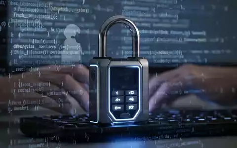 Ein digitales Vorhängeschloss, das über abstrakten Codezeilen und einer Hand schwebt, die eine Tastatur berührt, symbolisiert Cybersicherheit. - Foto: über boerse-global.de