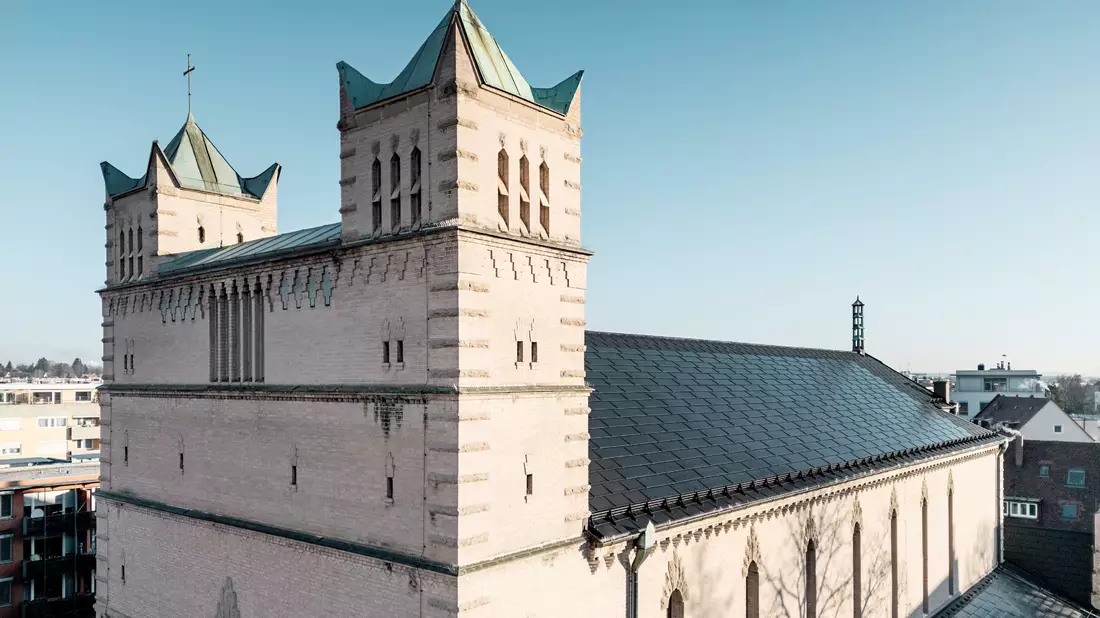 PV-Anlagen in Schutzzonen: PREFA bringt Denkmalschutz und Photovoltaik in Einklang