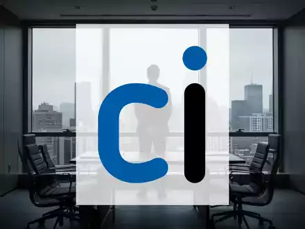 Eine einzelne, silhouettierte Figur steht nachdenklich in einem modernen Büro und blickt auf eine Stadt hinaus. - Foto: über boerse-global.de