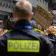 Mit einer Mahnwache protestierten Menschen am Flughafen Leipzig/Halle gegen den Abschiebeflug. - Bild: Hendrik Schmidt/dpa
