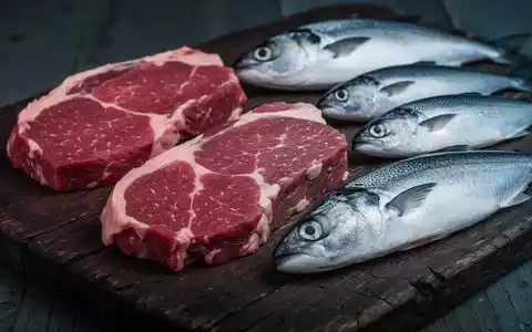 Eine Nahaufnahme von frischem Fleisch und verschiedenen Fischsorten auf einem dunklen Holzbrett, die die Lebensmittelausgaben repräsentieren. - Foto: über boerse-global.de