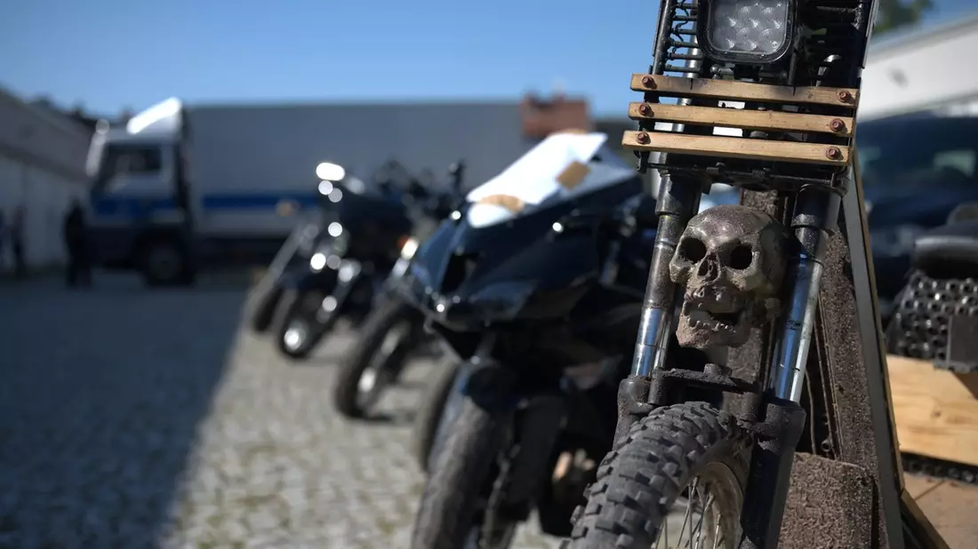 LKA Thüringen: Schlag gegen organisierte Kriminalität: Anklage gegen elf Mitglieder eines Motorradclubs in Südthüringen erhoben - Bild: presseportal.de