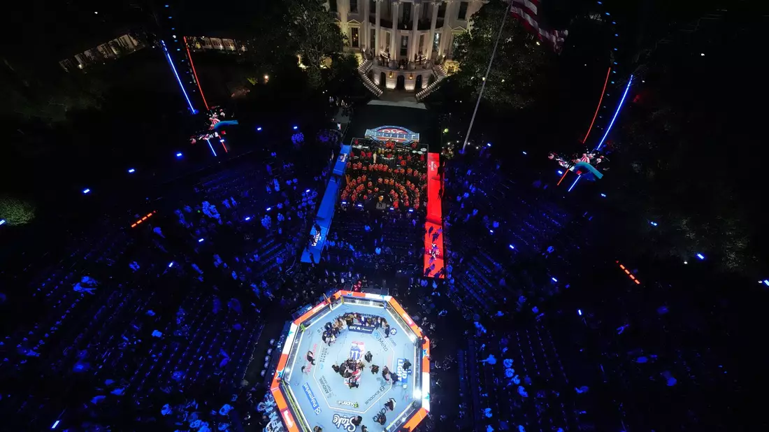 Bei der Veranstaltung traten Topstars der Profiliga Ultimate Fighting Championship (UFC) in einer eigens errichteten Arena gegeneinander an. - Bild: Alex Brandon/AP Pool/dpa