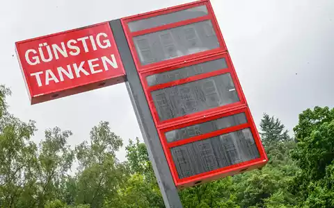 Der Tankrabatt kam zu großen Teilen bei den Verbrauchern an, sagt die Monopolkommission. (Archivbild) - Foto: Jason Tschepljakow/dpa
