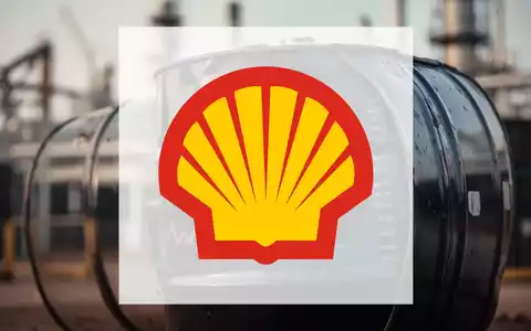 Ein Ölfass mit einer spiegelnden, fallenden Börsenkurve auf seiner Oberfläche, in einer industriellen Umgebung. - Foto: über boerse-global.de
