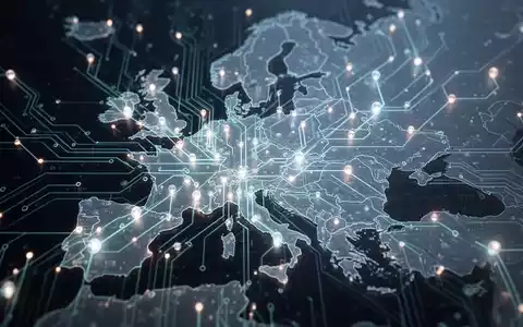 Ein stilisiertes, leuchtendes Schaltbrett mit dem Umriss Europas, das KI-Technologie und digitale Unabhängigkeit symbolisiert. - Foto: über boerse-global.de