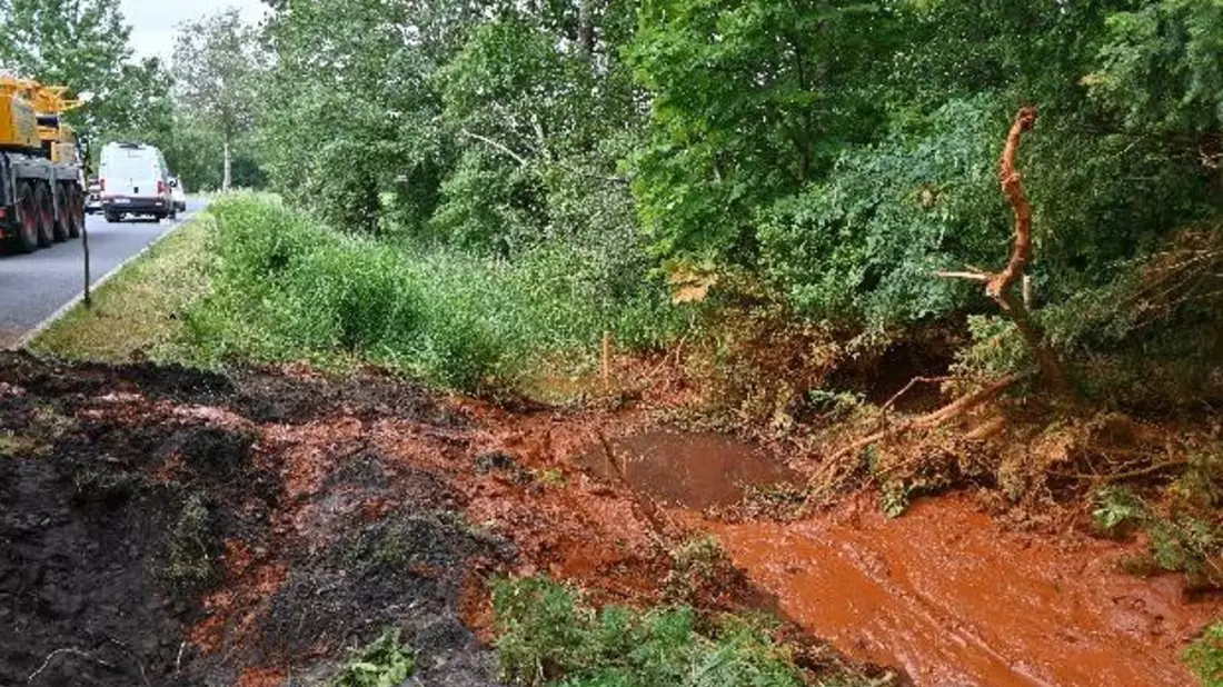 POL-DEL: Landkreis Wesermarsch: Sattelzug kippt in Ovelgönne in wasserführenden Graben +++ Ladung tritt aus +++ hoher Sachschaden - Bild: presseportal.de