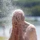 Erfrischung am Badesee: Das geht in Deutschland bedenkenlos. (Symbolbild) - Bild: Thomas Warnack/dpa