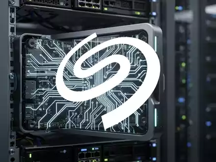 Nahaufnahme einer modernen Datenfestplatte mit leuchtenden Schaltkreisen in einem Server-Rack, symbolisiert hohe Nachfrage und ausgebuchte Kapazität. - Foto: über boerse-global.de