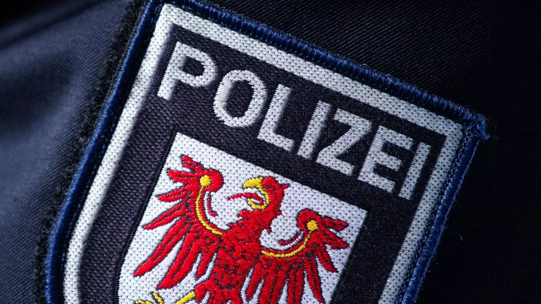 Die Polizei hat nach Zeugenhinweisen ein totes Baby in einem Wohnhaus gefunden. (Symbolbild) - Bild: Soeren Stache/dpa