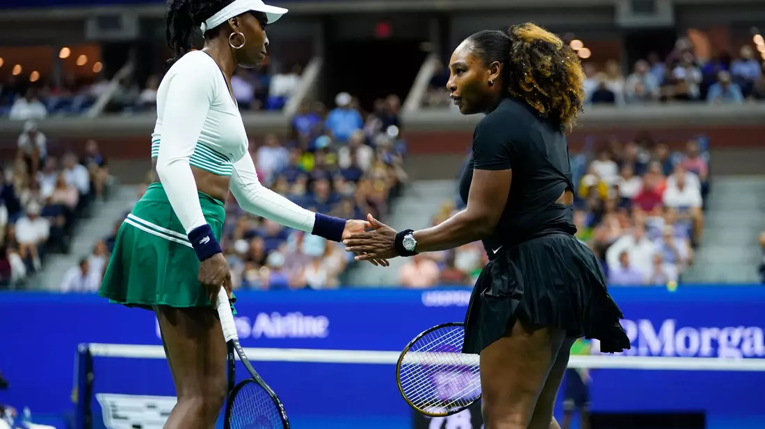 Venus und Serena Williams holten im Doppel einige Titel. (Archivbild) - Bild: Frank Franklin II/AP/dpa