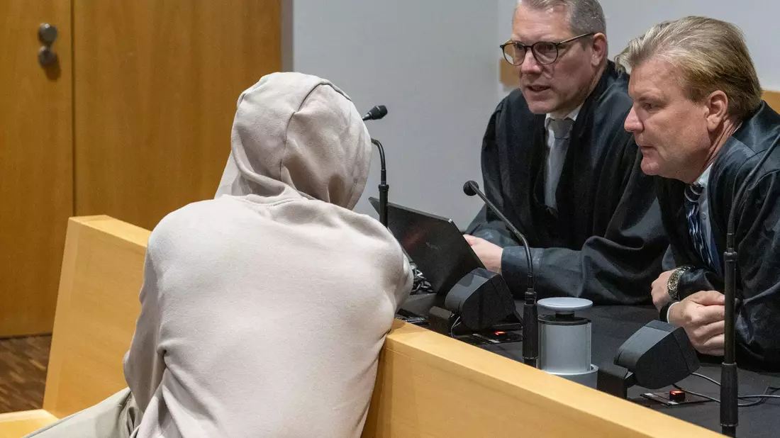 Wegen eines Mordes an einer Mutter mit drei Kindern ist ein 30 Jahre alter Mann, hier mit seinen beiden Verteidigern, zu einer lebenslangen Gefängnisstrafe verurteilt worden.  - Bild: Stefan Puchner/dpa