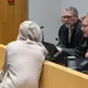 Wegen eines Mordes an einer Mutter mit drei Kindern ist ein 30 Jahre alter Mann, hier mit seinen beiden Verteidigern, zu einer lebenslangen Gefängnisstrafe verurteilt worden.  - Bild: Stefan Puchner/dpa