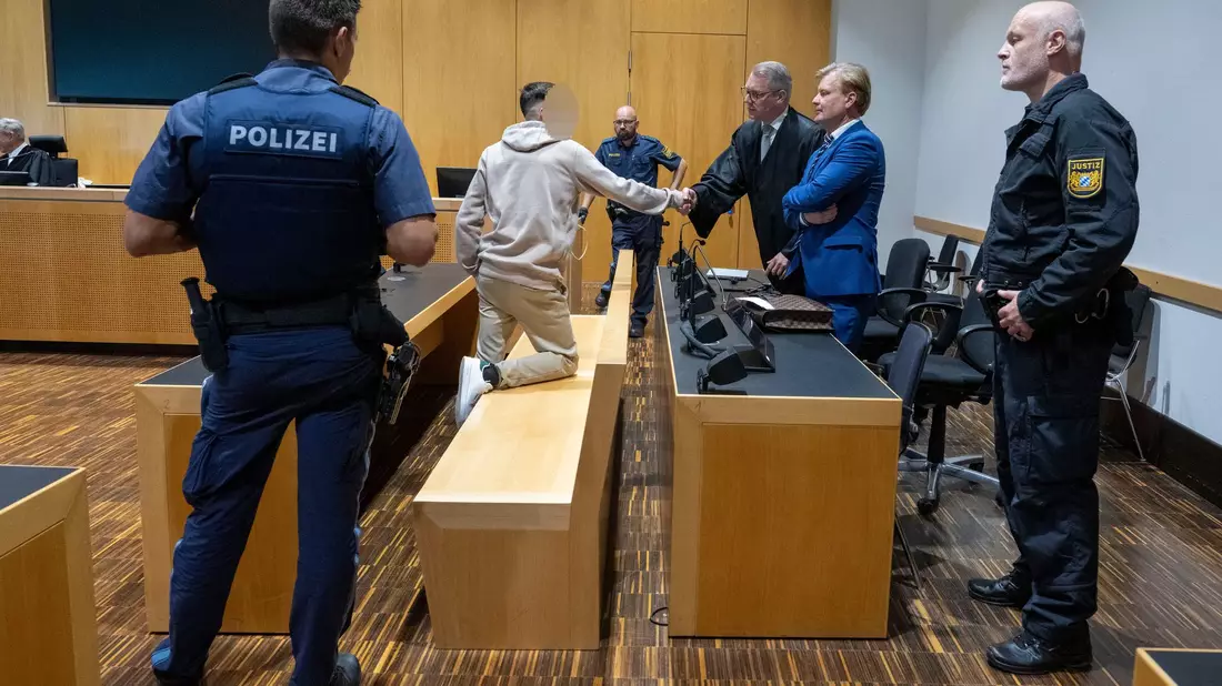 Nach dem Urteil verabschiedete sich der Angeklagte von seinen Anwälten. - Bild: Stefan Puchner/dpa