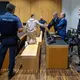 Nach dem Urteil verabschiedete sich der Angeklagte von seinen Anwälten. - Bild: Stefan Puchner/dpa