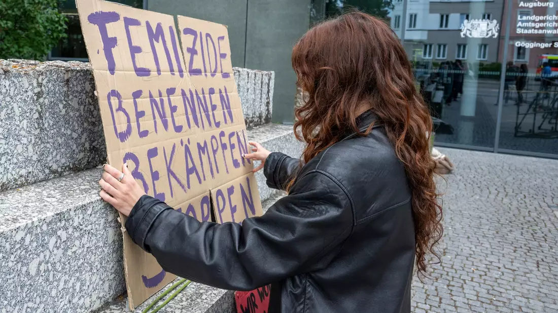 Vor dem Augsburger Strafjustizzentrum demonstrieren Frauen gegen Femizide. - Bild: Stefan Puchner/dpa