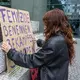 Vor dem Augsburger Strafjustizzentrum demonstrieren Frauen gegen Femizide. - Bild: Stefan Puchner/dpa