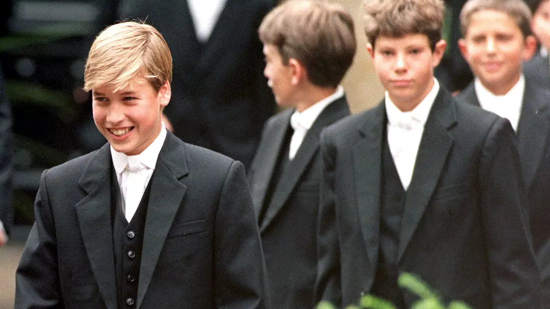 Auch Prinz William gehört zu den Absolventen. Hier ist er an seinem ersten Tag an der Schule im Jahr 1995 zu sehen. (Archivbild) - Bild: John Stillwell/PA Wire/dpa