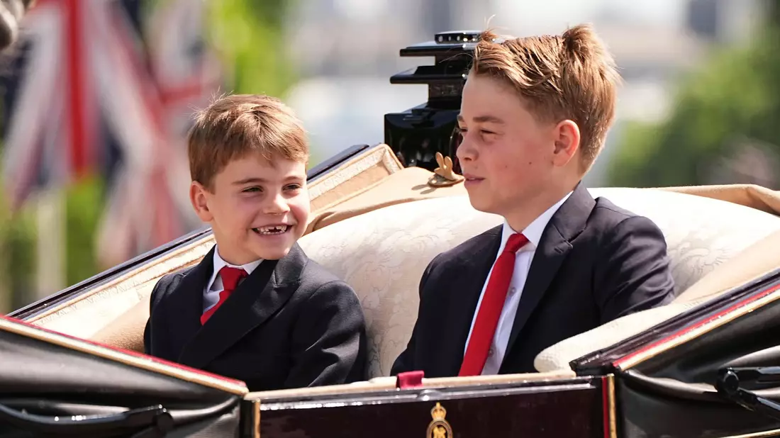 Der britische Prinz George - hier neben seinem kleinen Bruder Louis - soll aufs Elite-Internat Eton gehen. (Archivbild) - Bild: Aaron Chown/PA/dpa