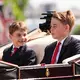 Der britische Prinz George - hier neben seinem kleinen Bruder Louis - soll aufs Elite-Internat Eton gehen. (Archivbild) - Bild: Aaron Chown/PA/dpa