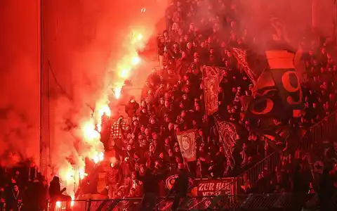 Fans mit Pyrotechnik (Archiv) - Foto: via dts Nachrichtenagentur