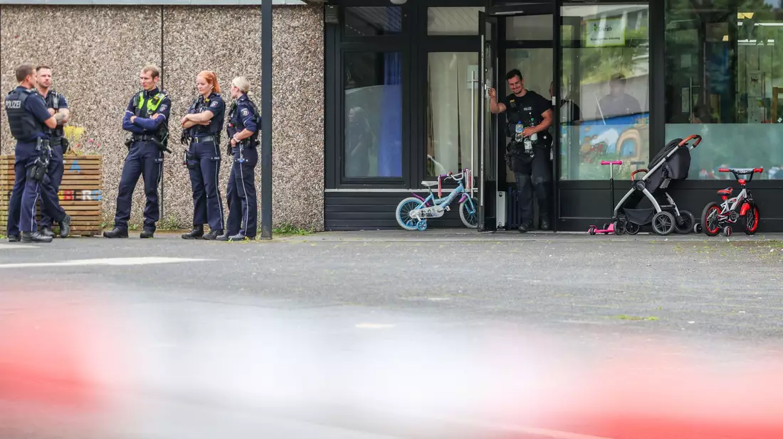 Der Bereich um den Tatort wurde weiträumig abgesperrt.  - Bild: Christoph Reichwein/dpa