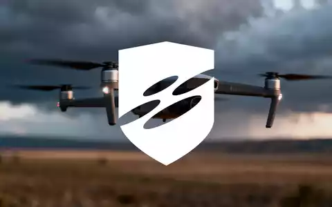 Eine moderne Drohne fliegt über eine weite, offene Landschaft unter einem dramatischen, bewölkten Himmel. - Foto: über boerse-global.de