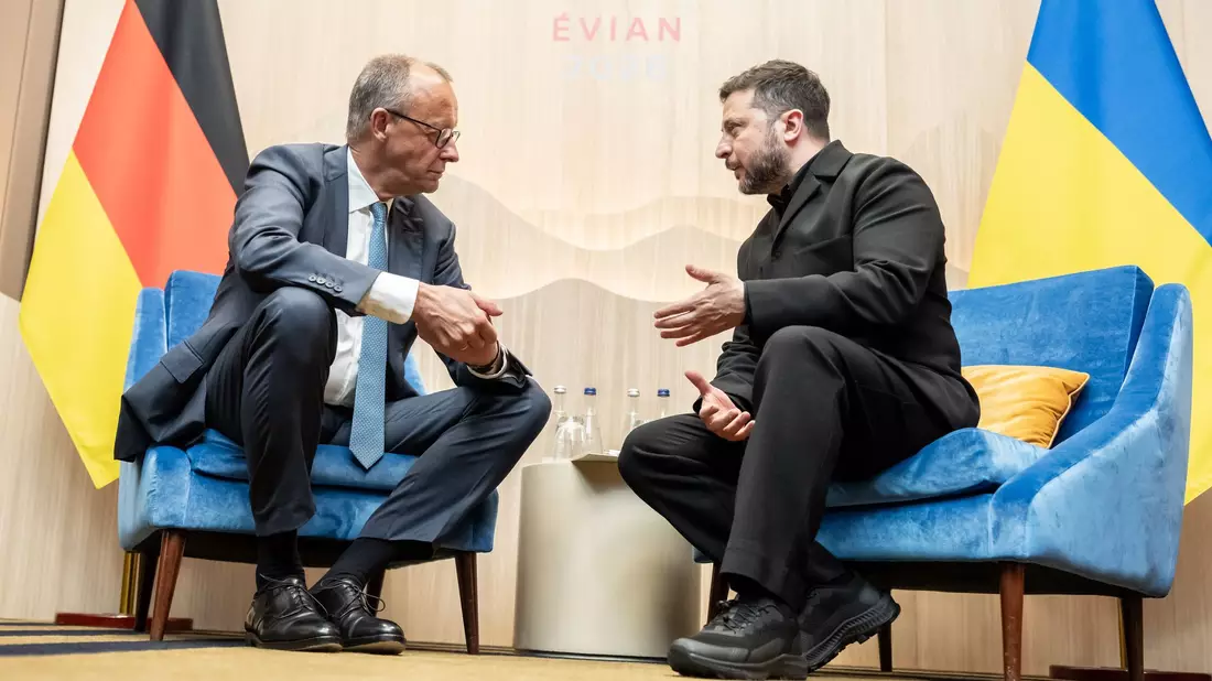 Bundeskanzler Friedrich Merz (CDU) bespricht mit dem ukrainischen Präsidenten Wolodymyr Selenskyj das weitere Vorgehen für ein Ende des russischen Angriffskriegs. - Bild: Michael Kappeler/dpa-Pool/dpa