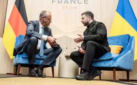 Bundeskanzler Friedrich Merz (CDU) bespricht mit dem ukrainischen Präsidenten Wolodymyr Selenskyj das weitere Vorgehen für ein Ende des russischen Angriffskriegs. - Foto: Michael Kappeler/dpa-Pool/dpa