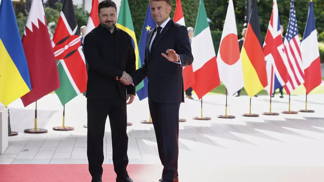 Der französische Präsident Emmanuel Macron (r) empfängt Wolodymyr Selenskyj, Präsident der Ukraine, im Hotel Royal anlässlich des G7-Gipfels. - Bild: Yoan Valat/Pool EPA/AP/dpa