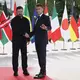 Der französische Präsident Emmanuel Macron (r) empfängt Wolodymyr Selenskyj, Präsident der Ukraine, im Hotel Royal anlässlich des G7-Gipfels. - Bild: Yoan Valat/Pool EPA/AP/dpa