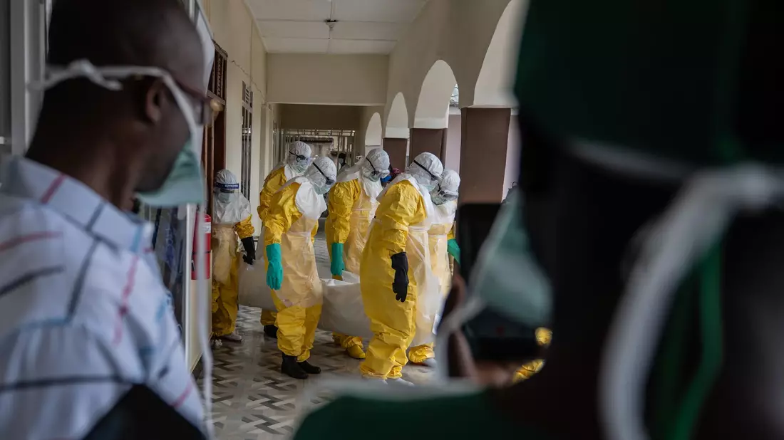 Das Virus kann auch durch Kontakt mit Verstorbenen verbreiten (Archivbild) - Bild: Moses Sawasawa/AP/dpa